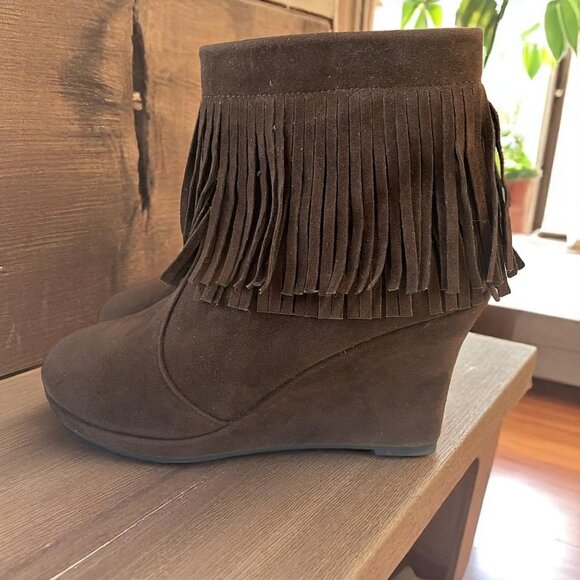 Forever Tunas 03 Fringe Wedge Boots Brown Size 7.5 Suede Style Ankle Booties - Picture 1 of 11